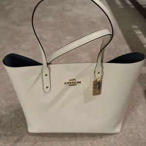 Coach Brand White New with Tag large leather tote 👜 pocket and inside clasp